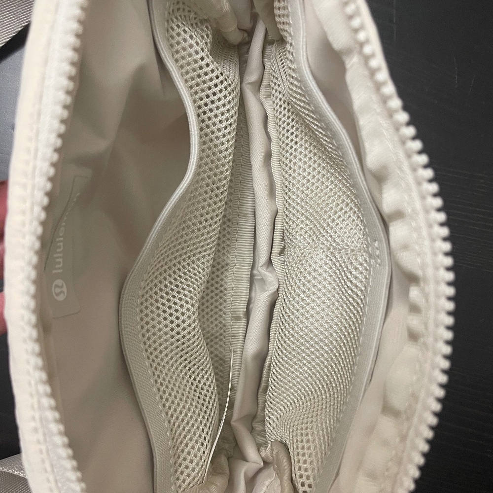 Lululemon Everywhere Belt Bag White Opal - Picture 3 of 5